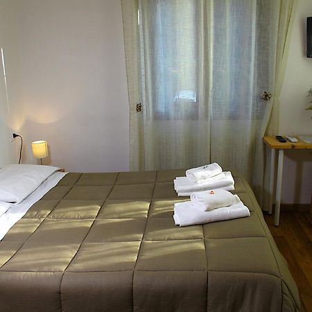 Hotel Al Verde Манделло-дель-Ларио Экстерьер фото