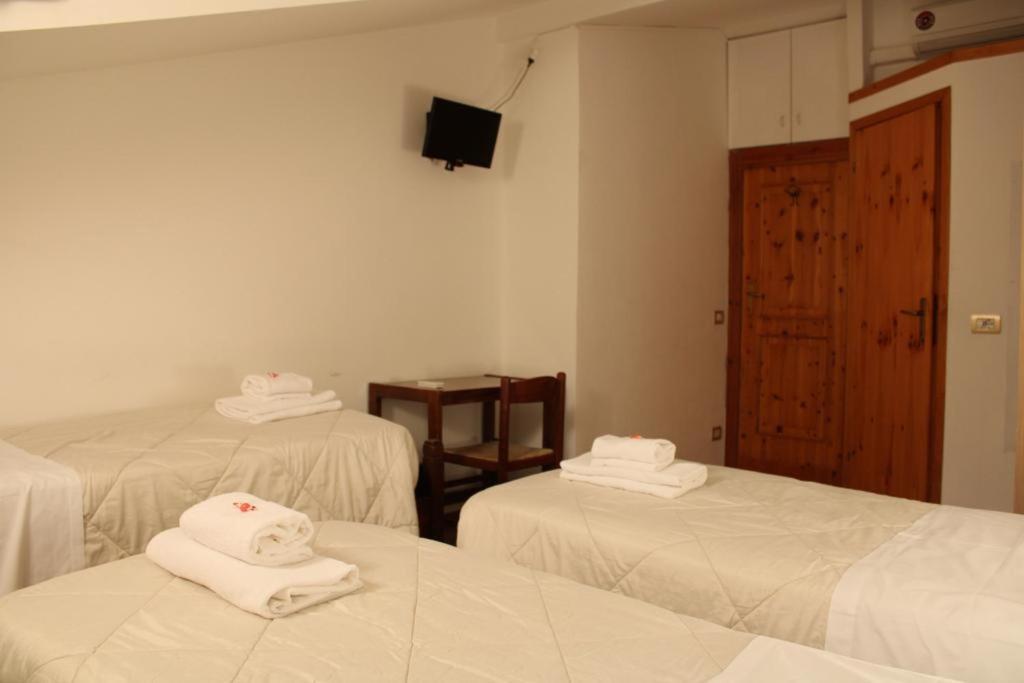 Hotel Al Verde Манделло-дель-Ларио Экстерьер фото
