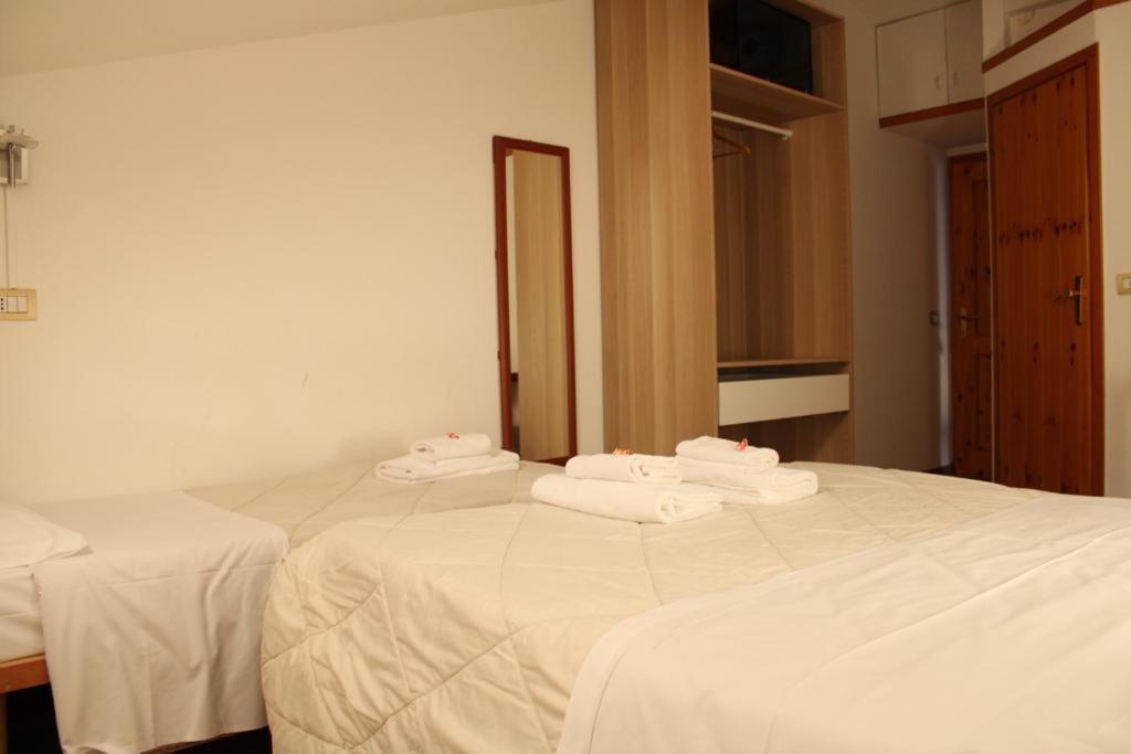 Hotel Al Verde Манделло-дель-Ларио Экстерьер фото