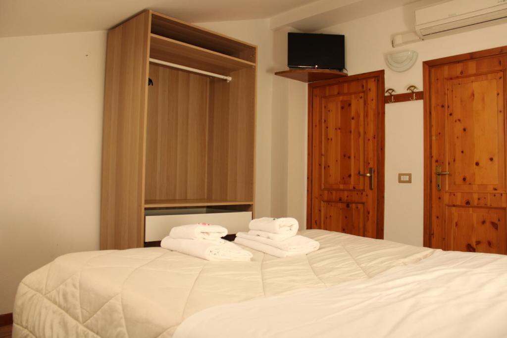 Hotel Al Verde Манделло-дель-Ларио Экстерьер фото